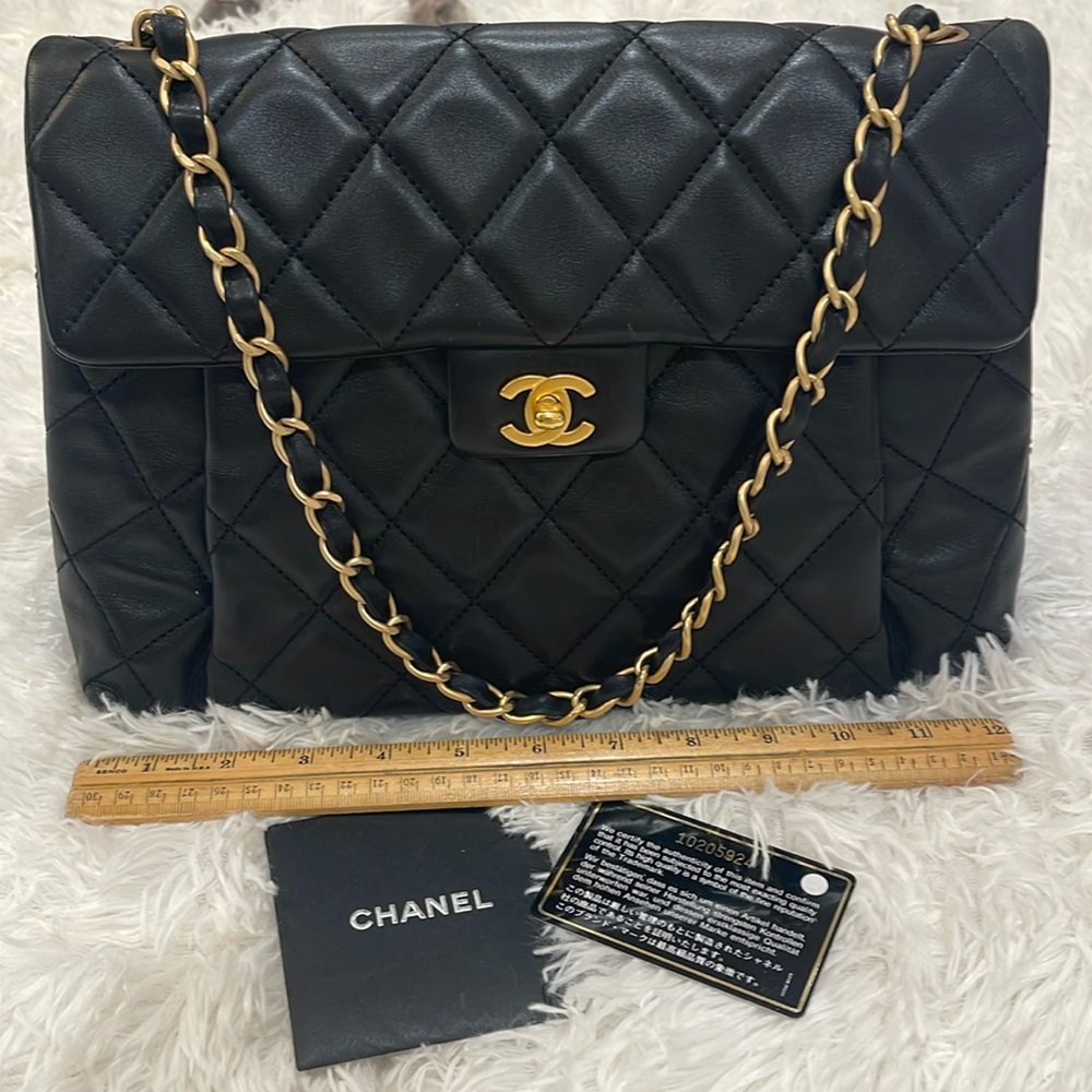 100% authentic Chanel single flap chain strap handbag. Brushed gold hardware.